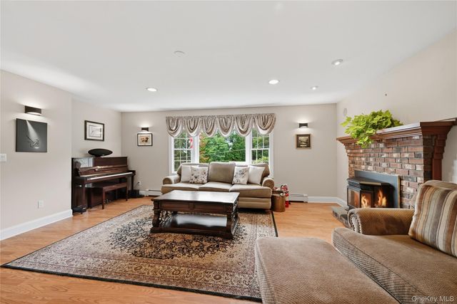 10 Albion Oval, Mahopac, NY 10541