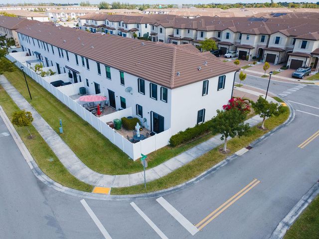 10902 W 33rd Way, Hialeah, FL 33018