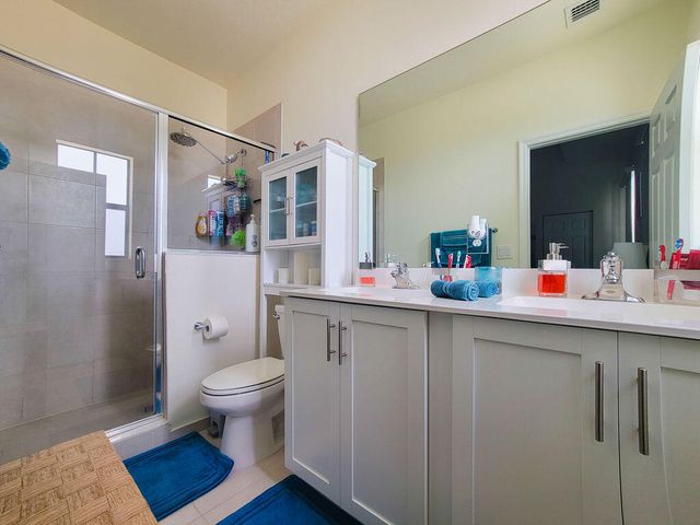 10902 W 33rd Way, Hialeah, FL 33018