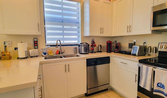 10902 W 33rd Way, Hialeah, FL 33018