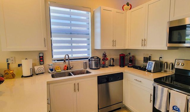 10902 W 33rd Way, Hialeah, FL 33018