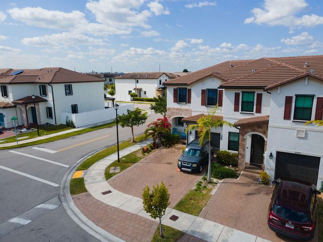 10902 W 33rd Way, Hialeah, FL 33018