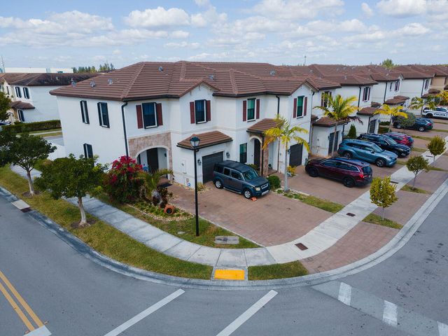 10902 W 33rd Way, Hialeah, FL 33018