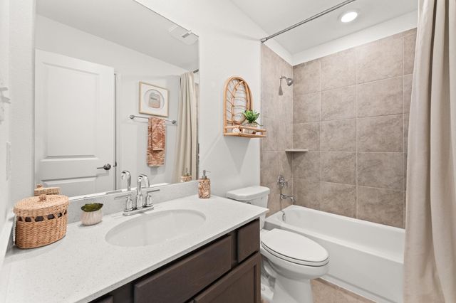 6512 Velvet Leaf LN, Buda, TX 78610