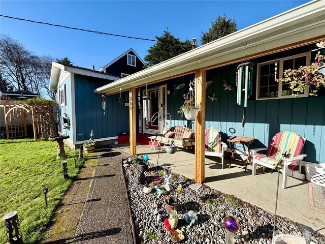 209 S Oar Loop SW, Ocean Shores, WA 98569