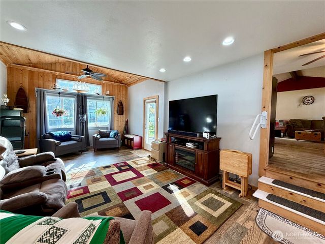 209 S Oar Loop SW, Ocean Shores, WA 98569