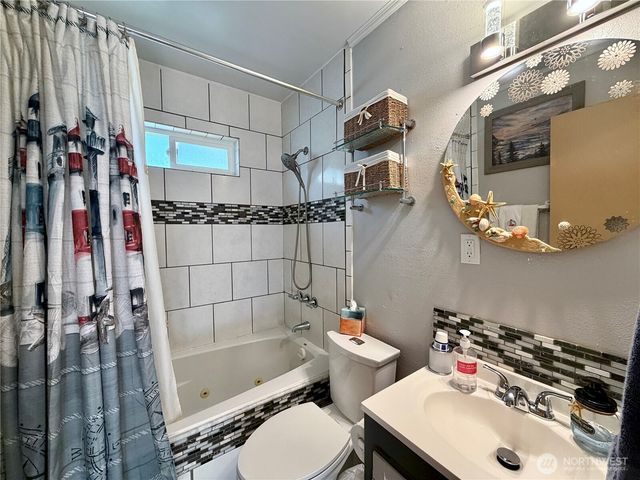 209 S Oar Loop SW, Ocean Shores, WA 98569