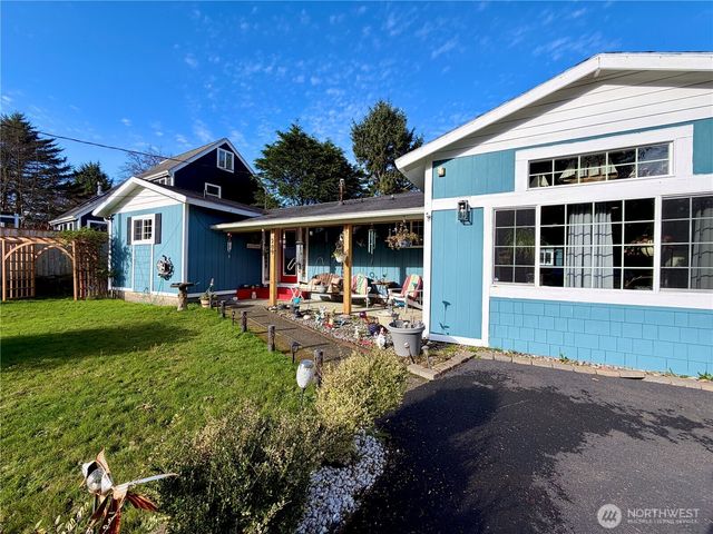 209 S Oar Loop SW, Ocean Shores, WA 98569
