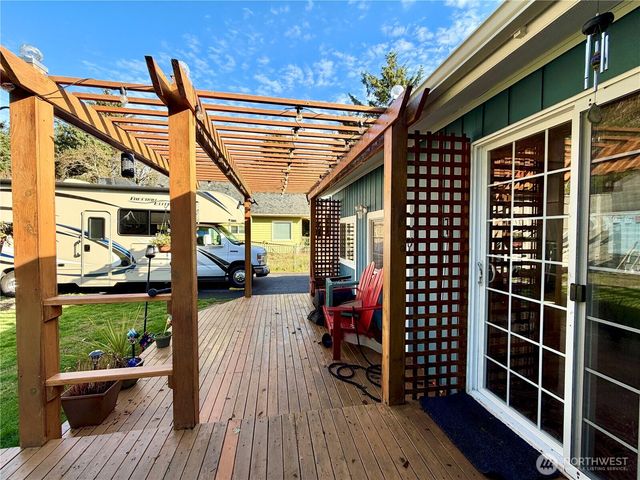 209 S Oar Loop SW, Ocean Shores, WA 98569