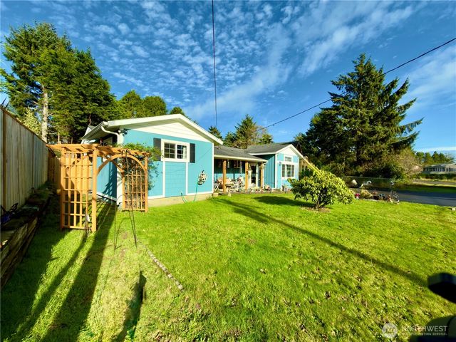 209 S Oar Loop SW, Ocean Shores, WA 98569