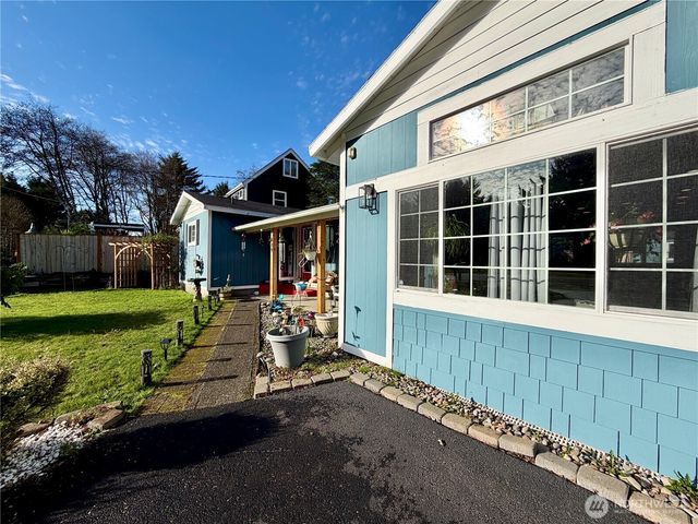 209 S Oar Loop SW, Ocean Shores, WA 98569