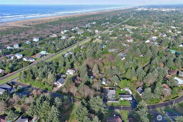 209 S Oar Loop SW, Ocean Shores, WA 98569
