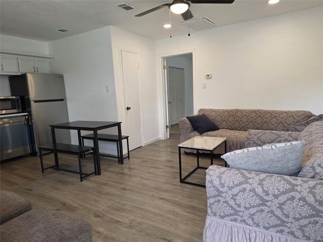 853 Broadway Avenue B, Euless, TX 76040