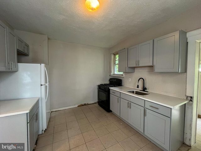 221 WOODLAWN AVE, Trenton, NJ 08609