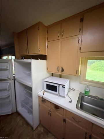3609 Parr LN, Chesapeake, VA 23323