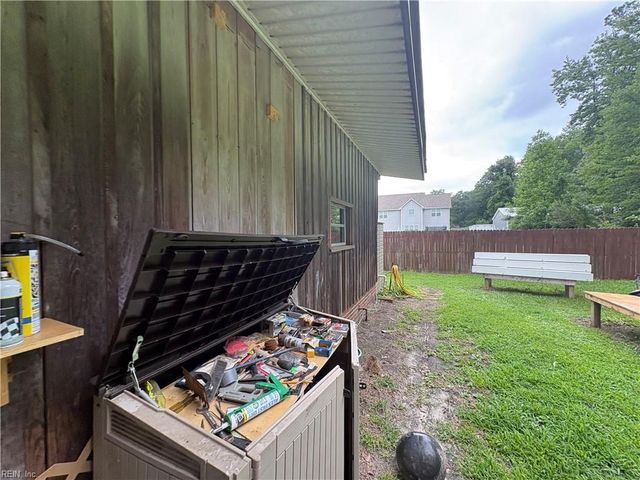 3609 Parr LN, Chesapeake, VA 23323