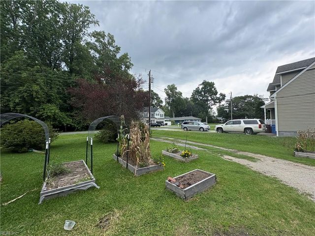 3609 Parr LN, Chesapeake, VA 23323