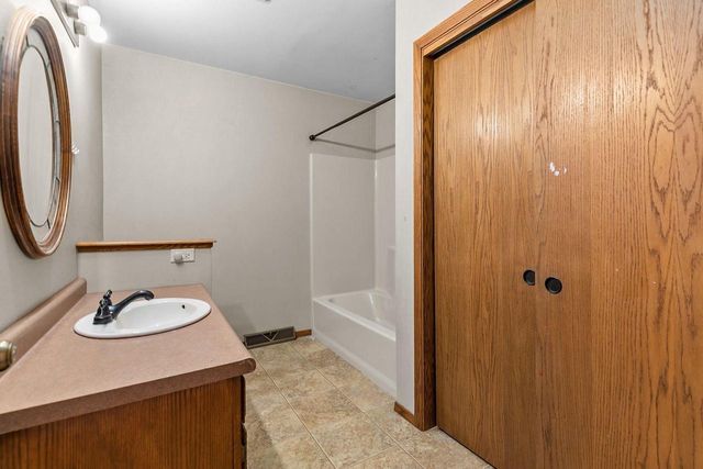 1709 LAKE BREEZE ROAD, Oshkosh, WI 54904