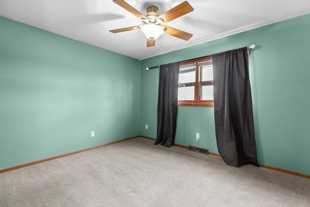 1709 LAKE BREEZE ROAD, Oshkosh, WI 54904
