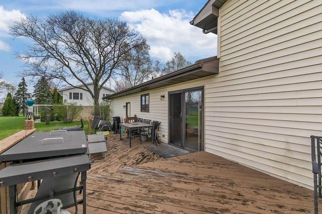 1709 LAKE BREEZE ROAD, Oshkosh, WI 54904