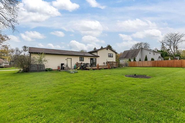 1709 LAKE BREEZE ROAD, Oshkosh, WI 54904