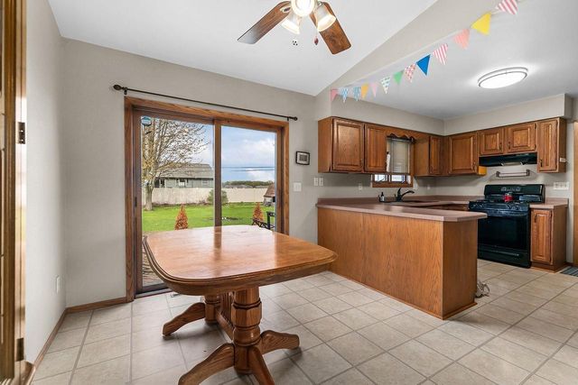 1709 LAKE BREEZE ROAD, Oshkosh, WI 54904