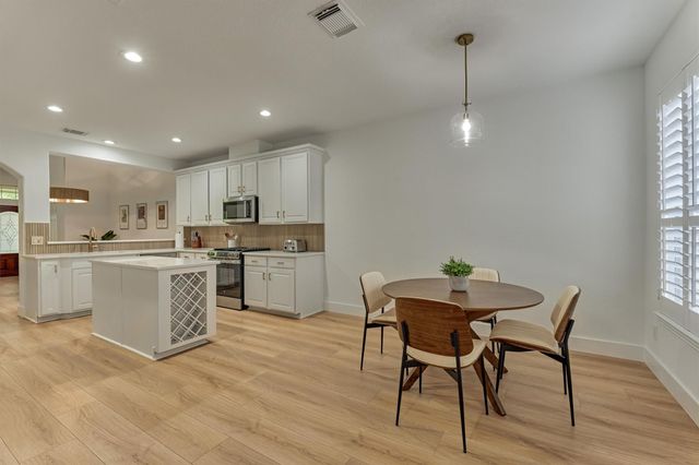 27 Medley Lane, The Woodlands, TX 77382