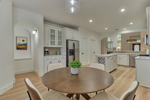 27 Medley Lane, The Woodlands, TX 77382