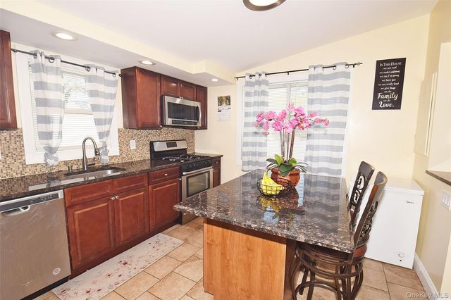 130 Winganhauppauge Road, Islip, NY 11751