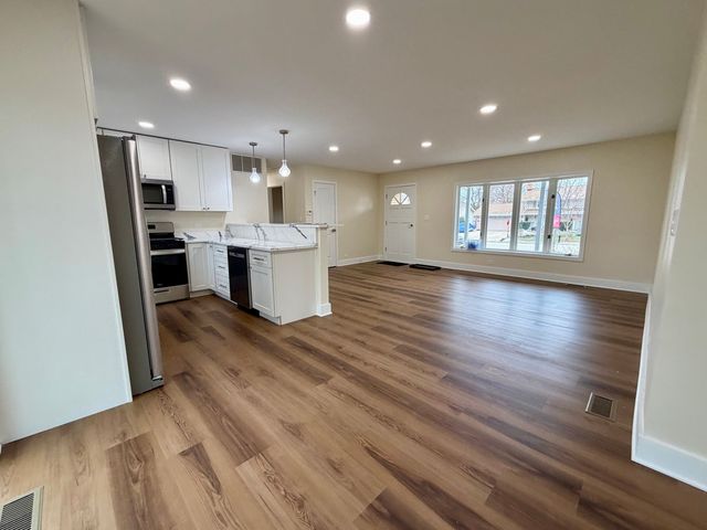 54 Brantwood Avenue, Elk Grove Village, IL 60007