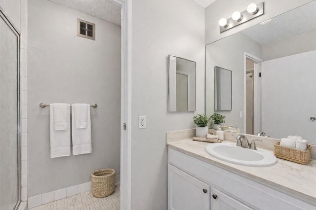 10311 Cedar Lake Road 103, Minnetonka, MN 55305