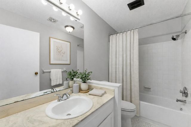 10311 Cedar Lake Road 103, Minnetonka, MN 55305