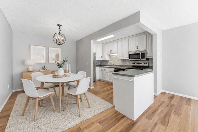 10311 Cedar Lake Road 103, Minnetonka, MN 55305