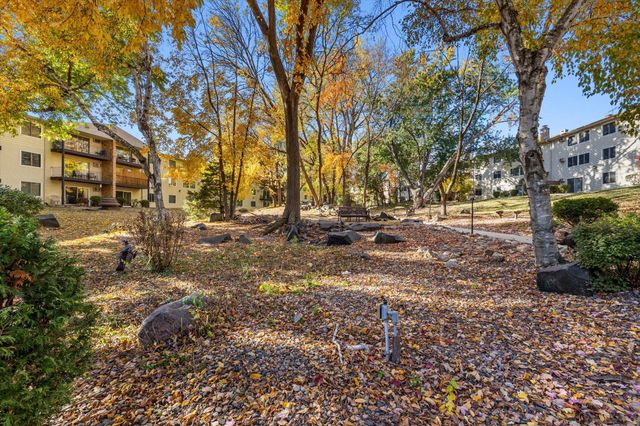 10311 Cedar Lake Road 103, Minnetonka, MN 55305