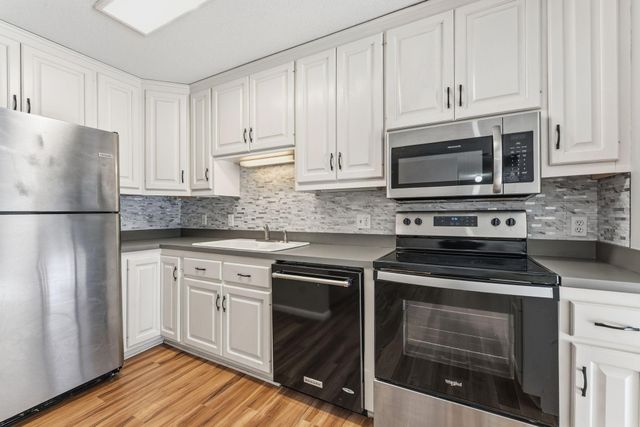 10311 Cedar Lake Road 103, Minnetonka, MN 55305