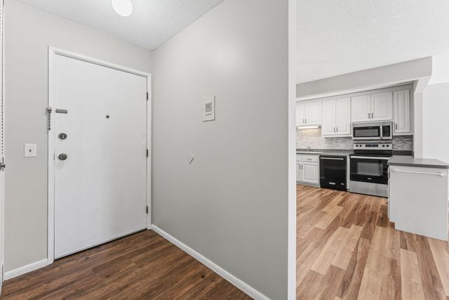 10311 Cedar Lake Road 103, Minnetonka, MN 55305