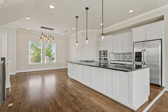 906 W 17th Street E, Houston, TX 77008