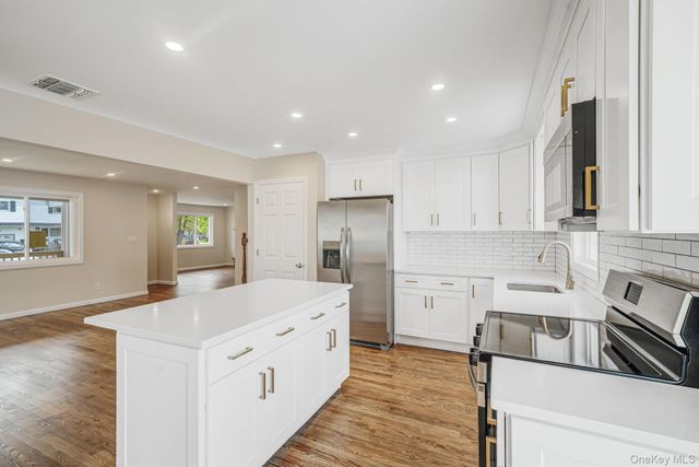 5 Cheryl Lane, North Babylon, NY 11703
