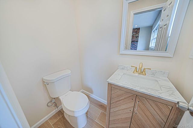 5 Cheryl Lane, North Babylon, NY 11703