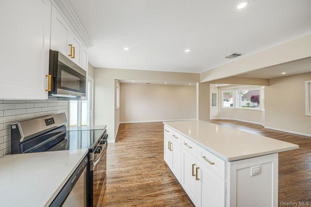 5 Cheryl Lane, North Babylon, NY 11703
