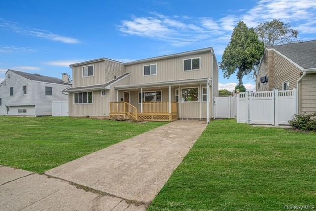 5 Cheryl Lane, North Babylon, NY 11703