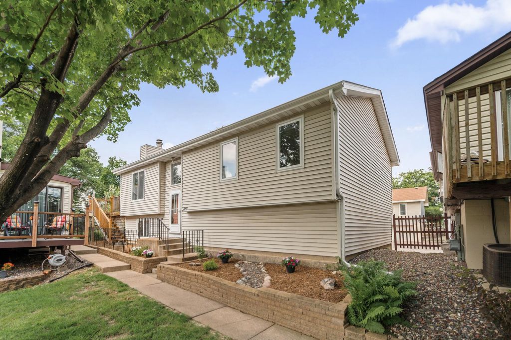 3547 Pilgrim Lane N, Plymouth, MN 55441