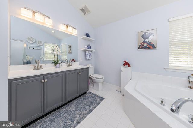 8 DUCHESS DR, Sicklerville, NJ 08081