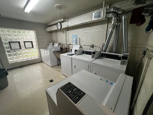 8230 N ELMWOOD Street 405, Skokie, IL 60077