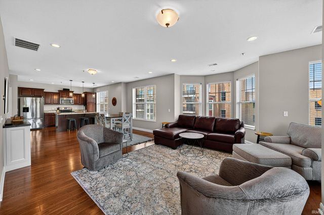1219 Napoleon St Unit 302, South Bend, IN 46617