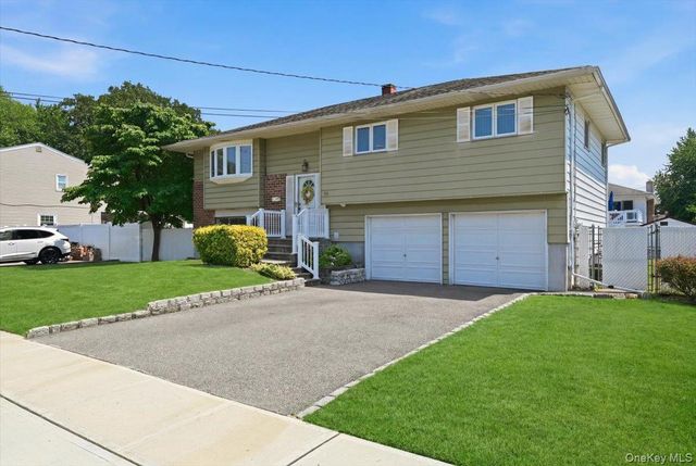 30 Oregon Street, Deer Park, NY 11729