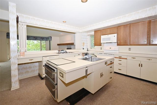 363 Lakewood Drive, Bloomfield Hills, MI 48304