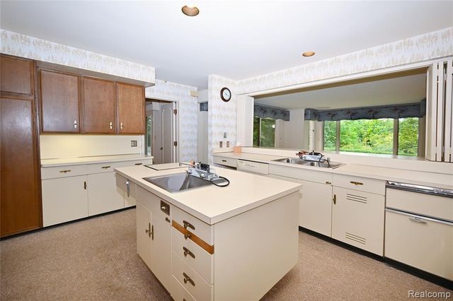 363 Lakewood Drive, Bloomfield Hills, MI 48304