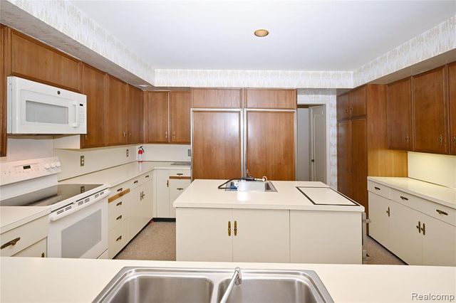 363 Lakewood Drive, Bloomfield Hills, MI 48304