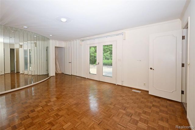 363 Lakewood Drive, Bloomfield Hills, MI 48304